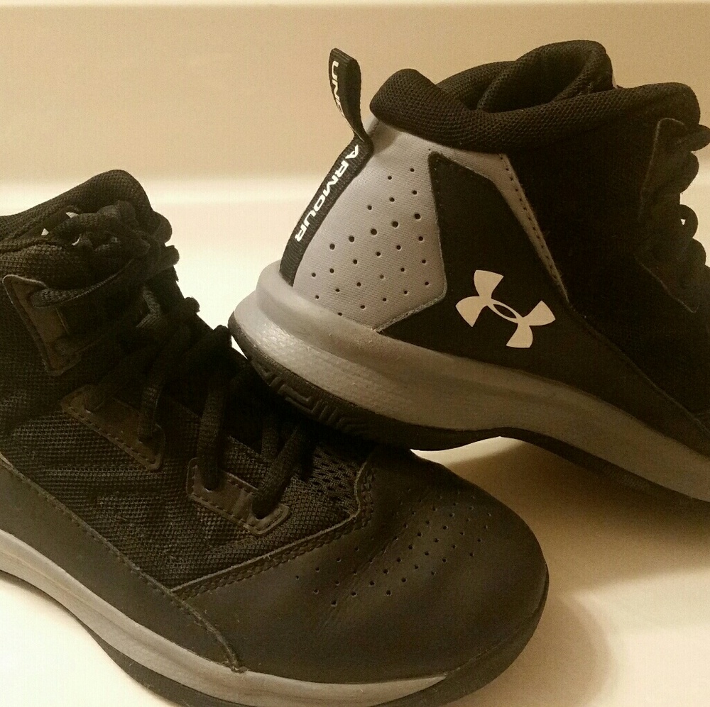 *SOLD*Under Armour size 2.5Y Basketball HighTop